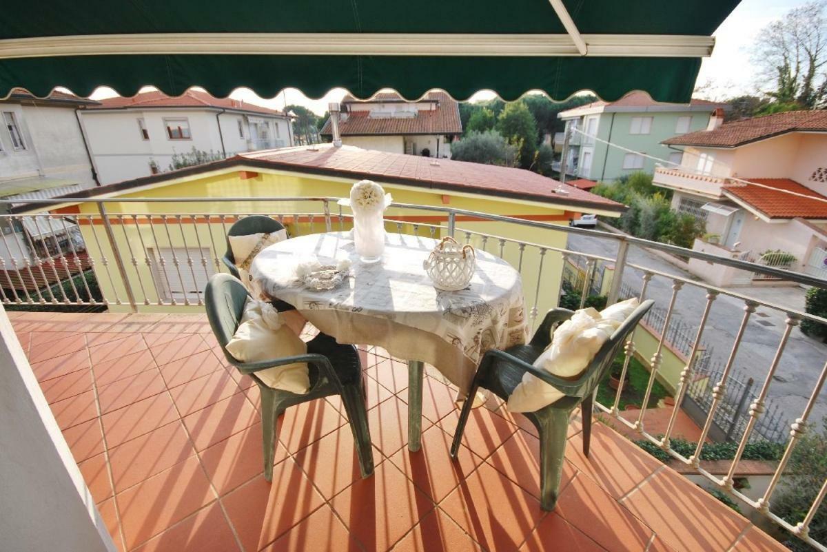 Raffinato Attico Vicino Al Mare Con Solarium Lido Di קמאיורה מראה חיצוני תמונה