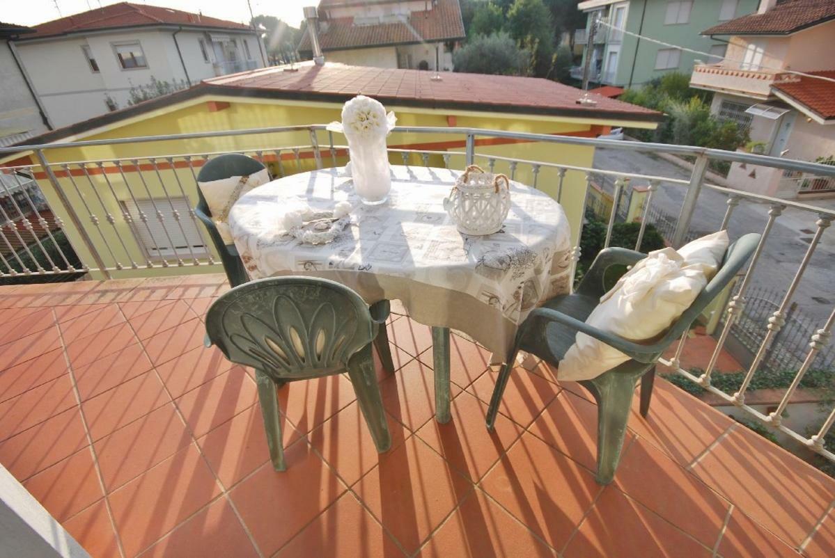 Raffinato Attico Vicino Al Mare Con Solarium Lido Di קמאיורה מראה חיצוני תמונה